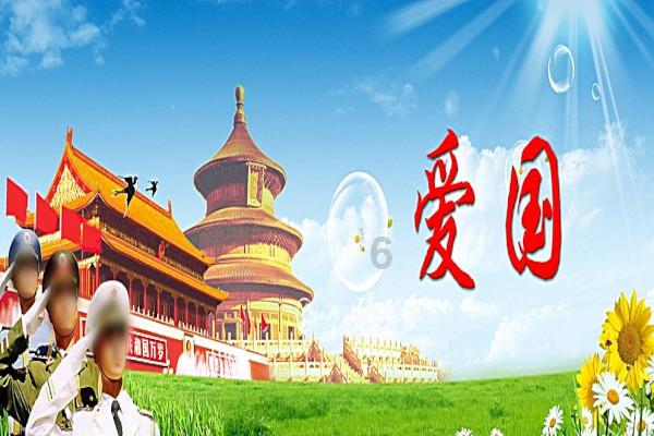 图为施工人员细心描绘滨河步道旁的文化墙。